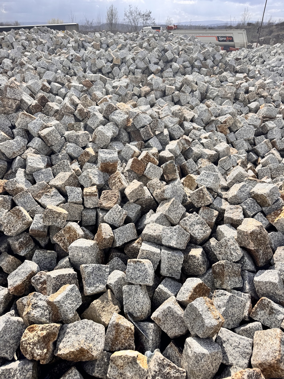 Materiál a dodávky